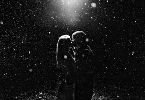blackwhite,kiss,lighting,love,snow,couple-15b4c033171554c83f1b9967634be583_h.jpg, 55 KB